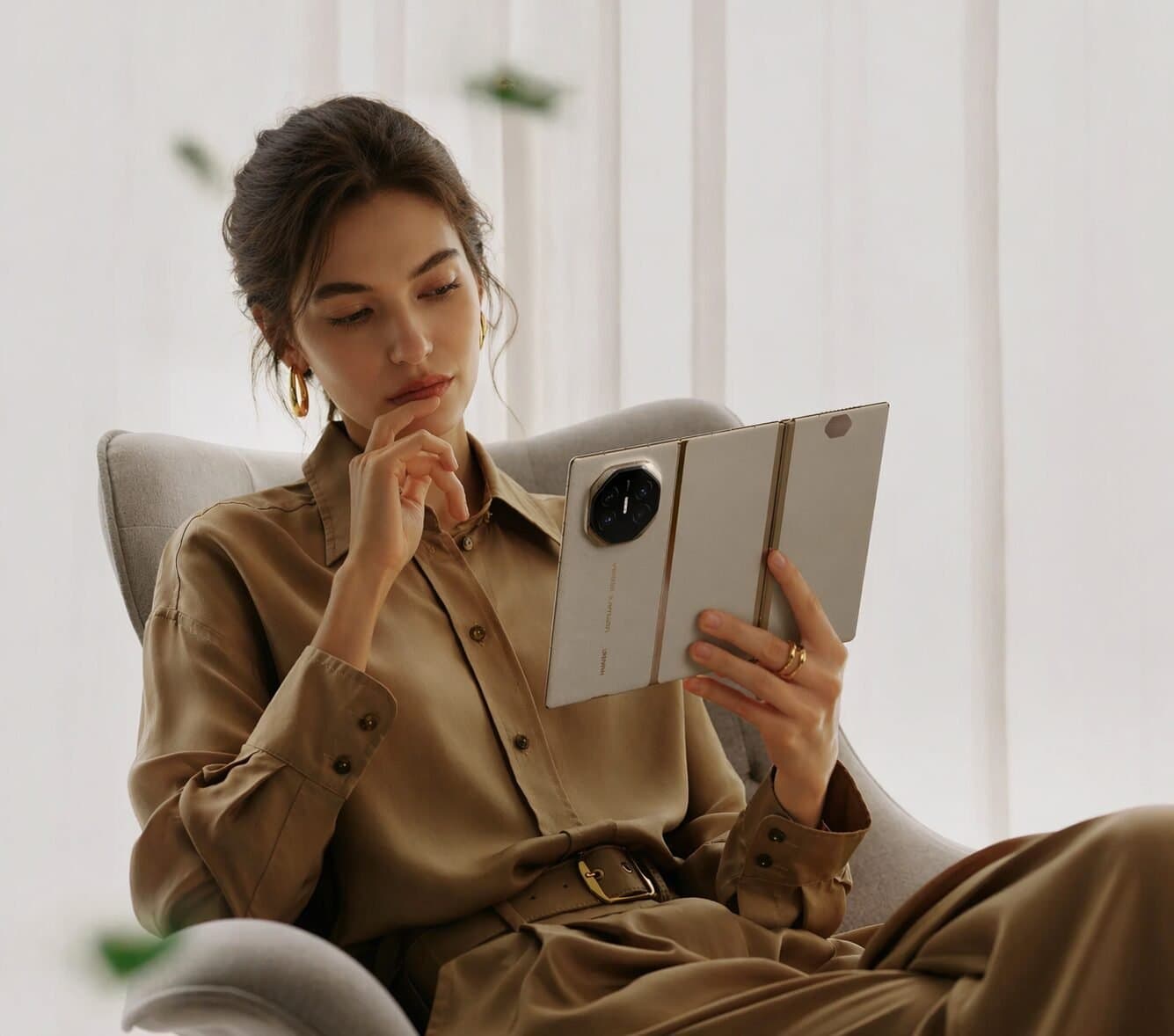 HUAWEI Mate XT Super Slim Tri-Fold Design Smartphone, 16GB+1TB, Advanced Precision Hinge System, Ultra Aperture XMAGE Camera, 10.2-inch Hi-Res HUAWEI X-True Display + MultiView in One, White — image 5